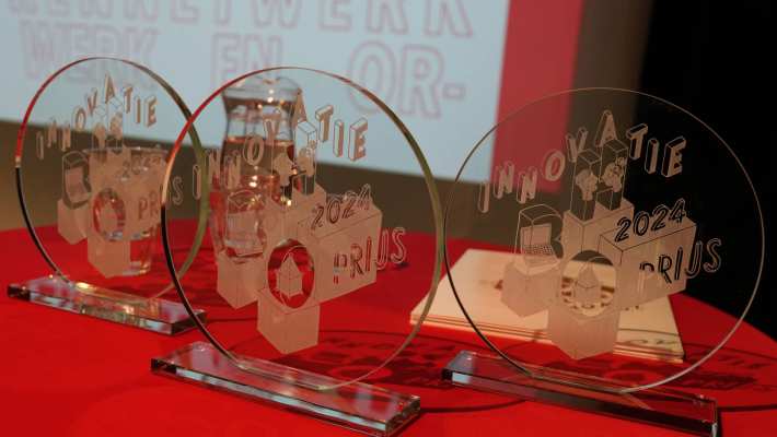 Foto van de trofeeën van de winnaars van de HBO Innovatieprijs 2025