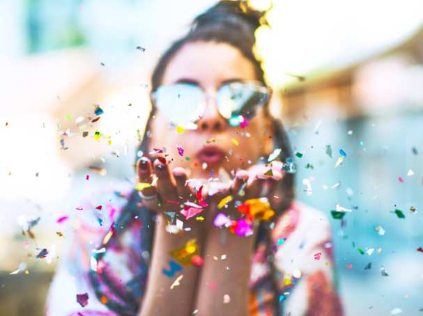Meisje blaast confetti weg