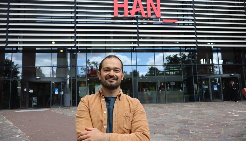 Promovendus Erkan Yalcin poseert voor de HAN