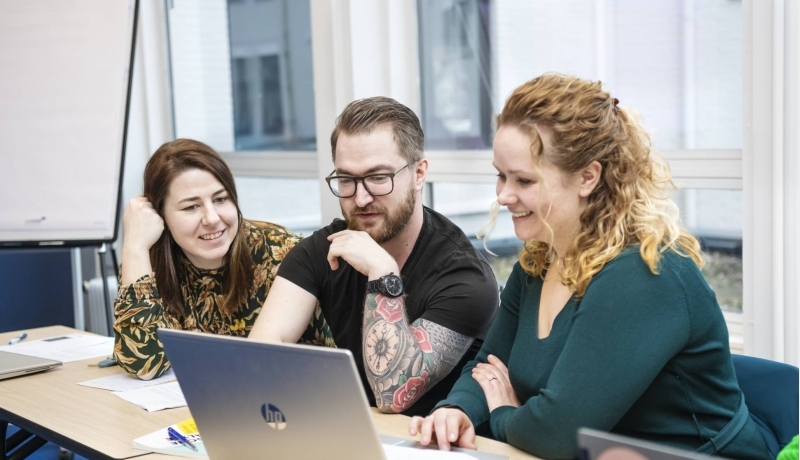 3 deeltijdstudenten volgen een les tijdens een Meeloopdag.