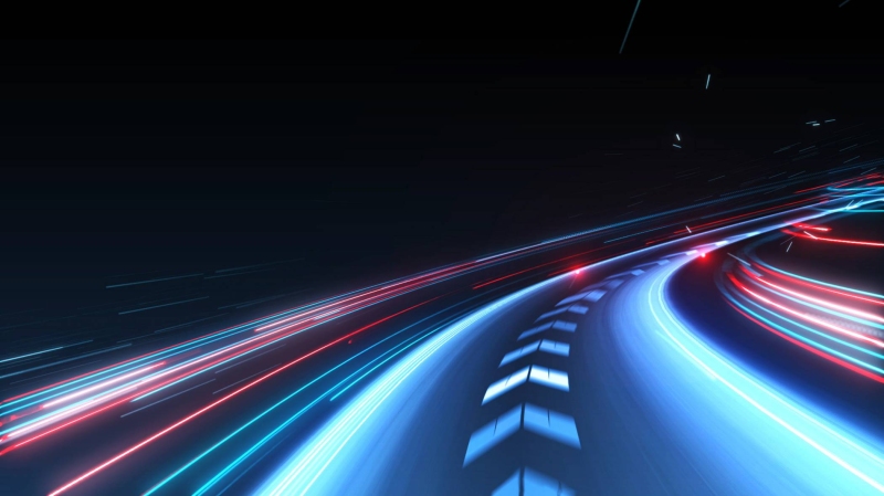 Futurisch beeld van snelweg in de avond