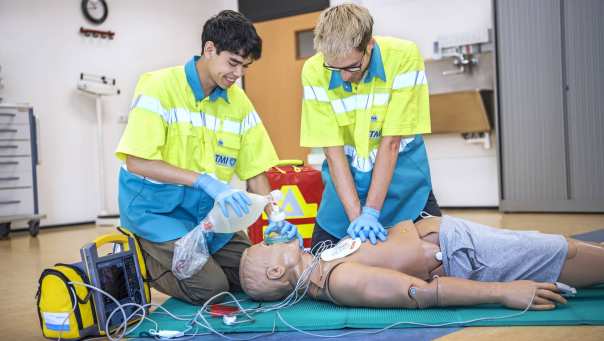 Twee MHV studenten oefenen reanimatie in praktijkhuis