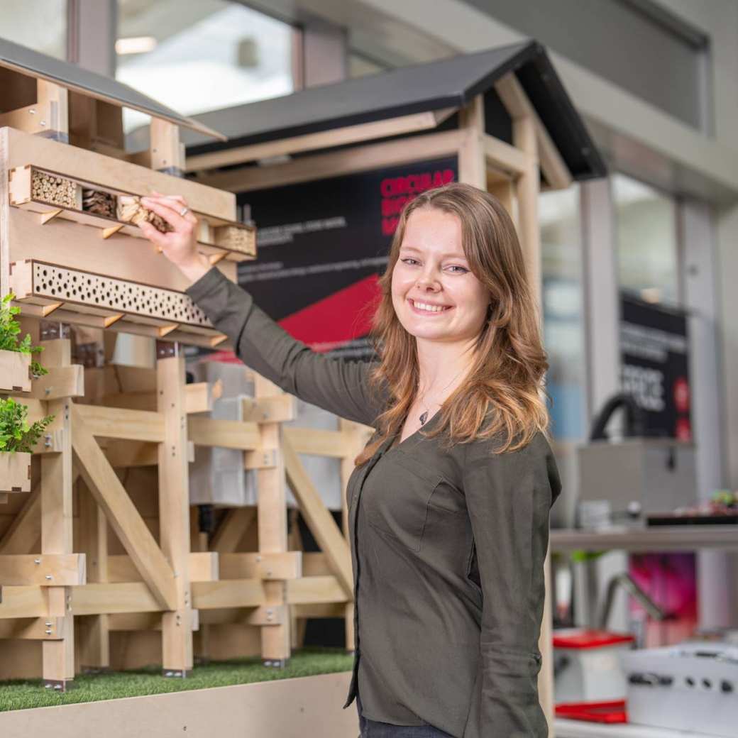 Student van de master Duurzaamheidstransities op het HAN Cleantech Park in Arnhem.