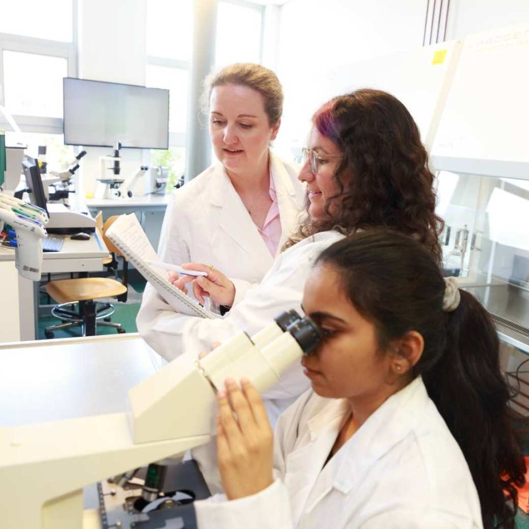 Studenten master Molecular Life Sciences Jayashree Jayachandran, Maria Paladino en Tereza Muchova in een biologielab