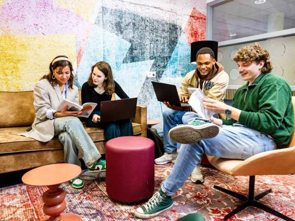 Studenten Learning and Development in Organisations (Opleidingskunde) werken samen aan een opdracht