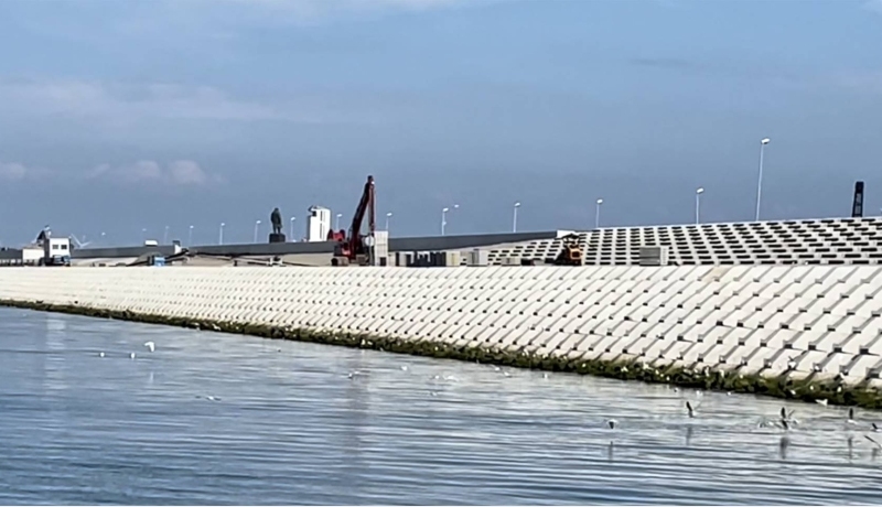 De afsluitdijk wordt verstevigd met Quattroblocks
