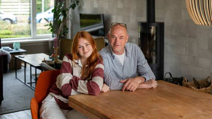 vader en dochter studiekeuze aan tafel