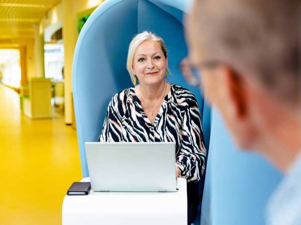 Logistics Management deeltijd, stoel, gang, laptop, studeren, lachen, 2022