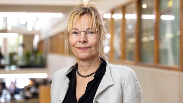 portretfoto Karin Landsbergen, brildragend, zwarte blouse, gebroken wit jasje