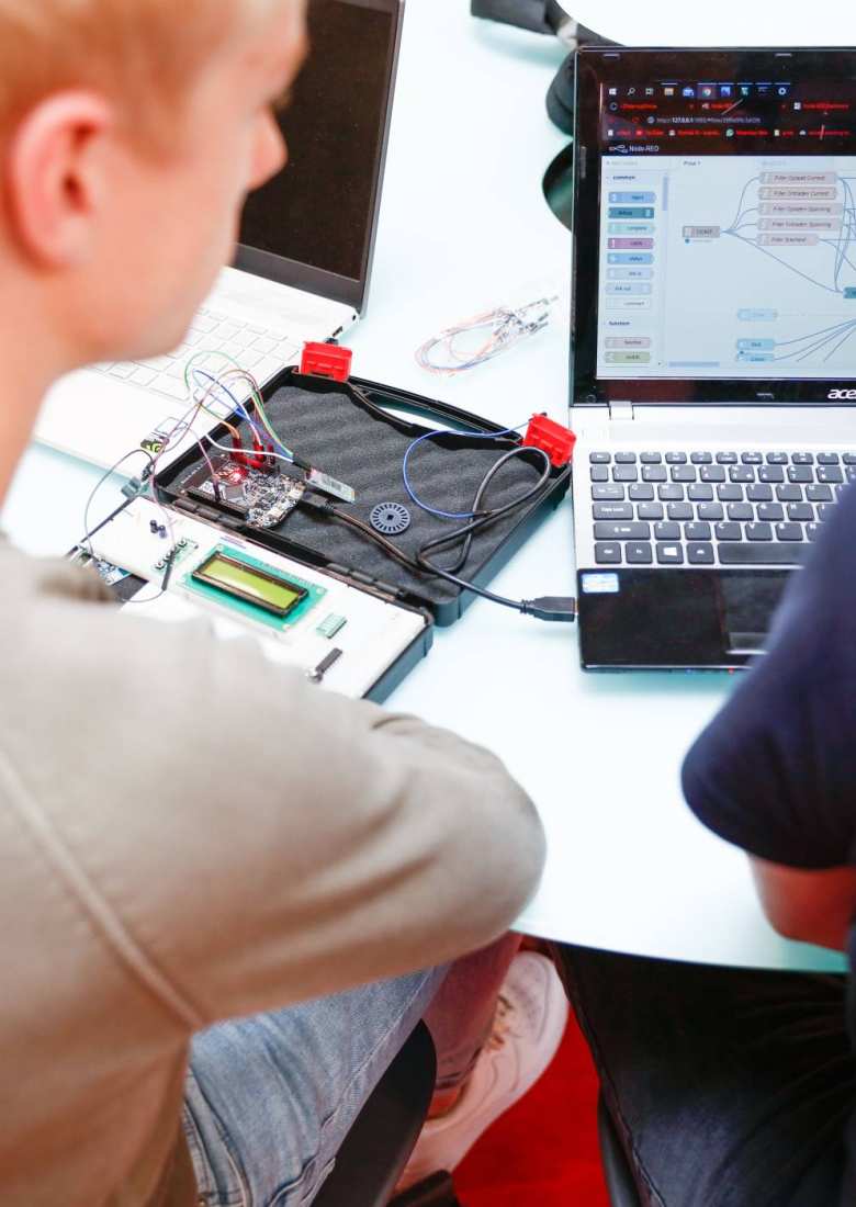 Studenten werken aan technische opdracht, embedded engineering, electrical and electronic engineering 