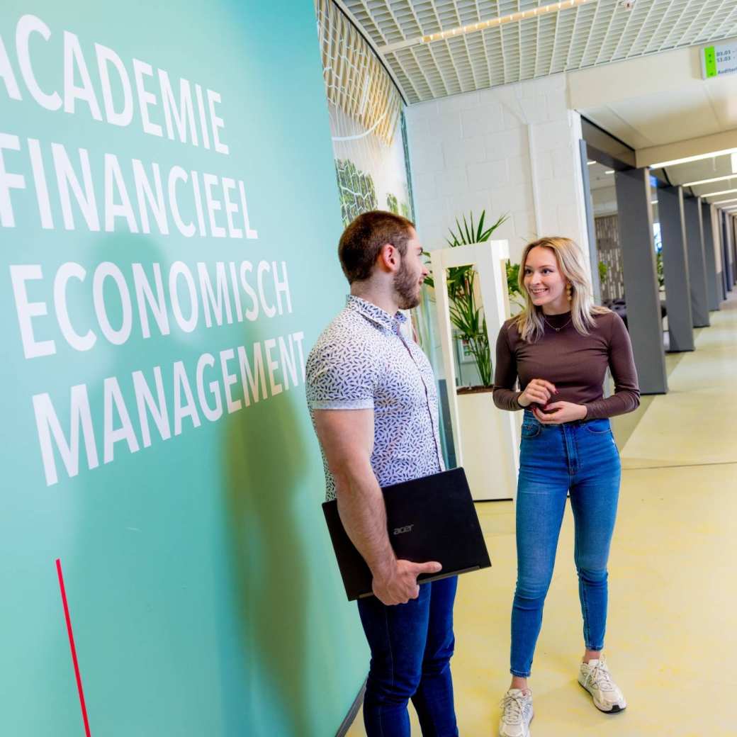 Studenten Finance, Tax and Advice in de lange gang op de leslocatie in Arnhem
