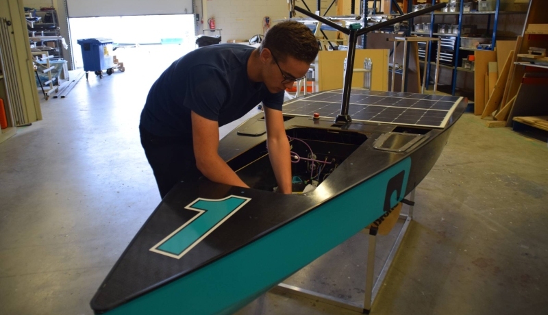 Mik Bel hangt over de solardrone voor het project Autonomous Solar Drone.