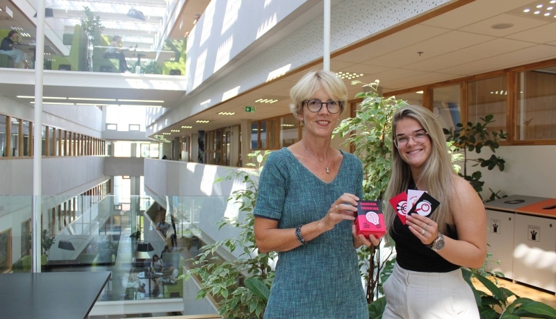 Anne Pels van de HAN Green Office overhandigt het Random Thinking spel aan Aly Smelt