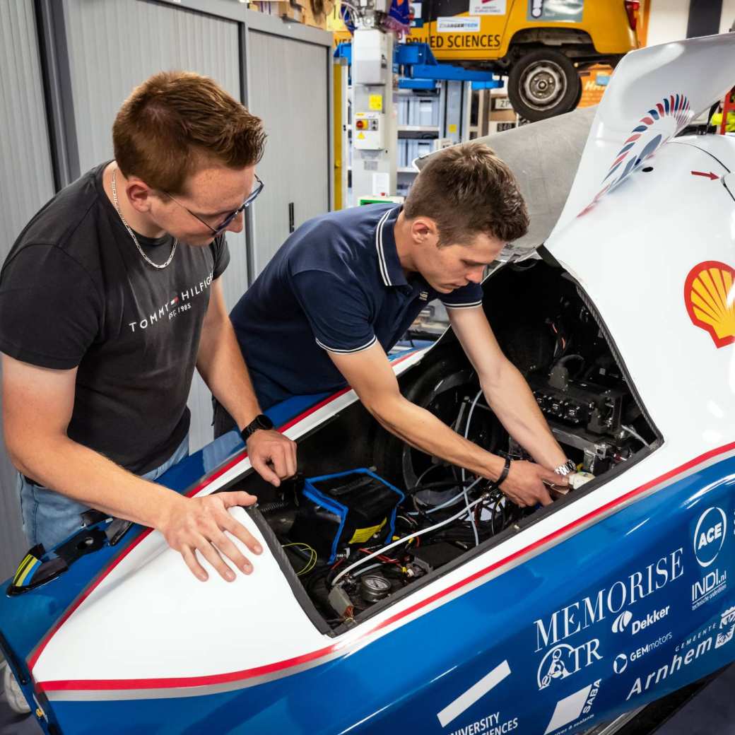 automotive studenten bij voertuig