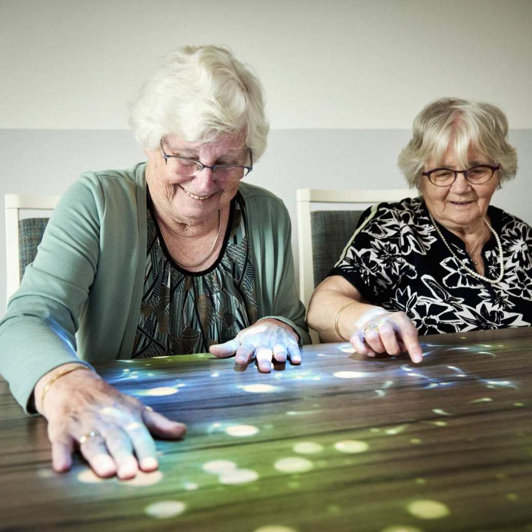 2 dames aan een tovertafel