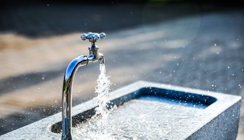 kraan met lopend water in een klein fonteintje buiten