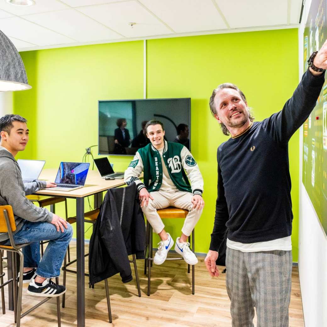 Docent geeft uitleg aan studenten van de bachelor Logistics Management voltijd
