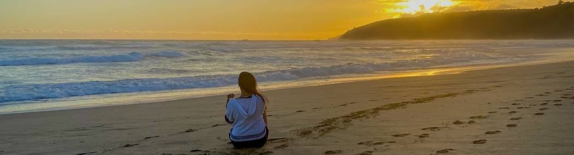 Sophia tijdens de zonsondergang in Wilderness, halverwegen Caledon en Port Elisabeth, Zuid Afrika