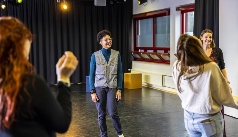Vrouwelijke studenten HAN International-Social-Work volgens een creatief vak drama op de HAN, Kapittelweg 33