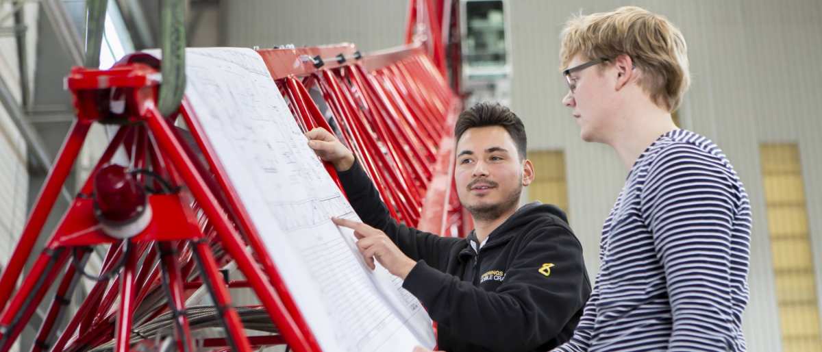 Rechtenvrije afbeelding van twee Werktuigbouwkunde studenten uit de techniekbeeldbank. Academie Engineering en Automotive. 