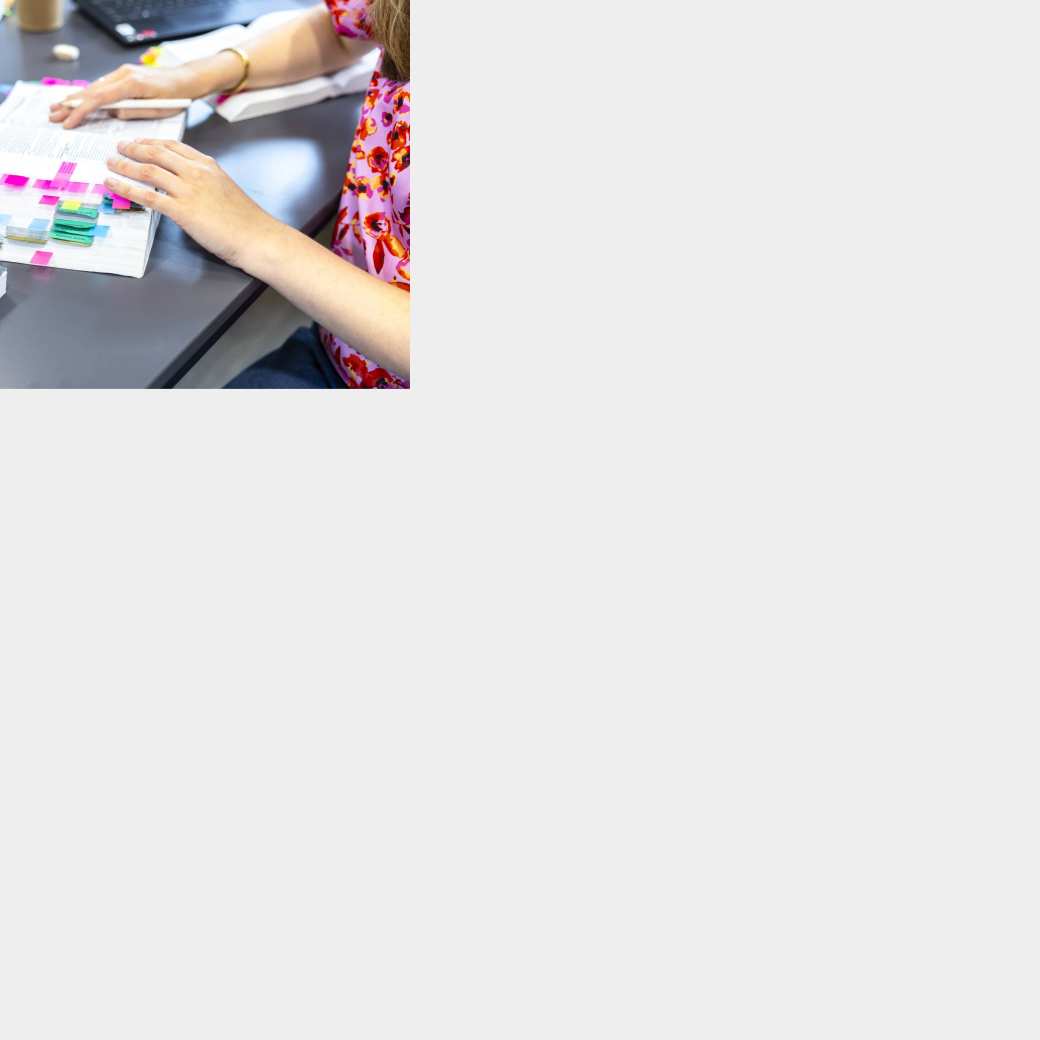 Vingers bladeren door een wettenbundel 