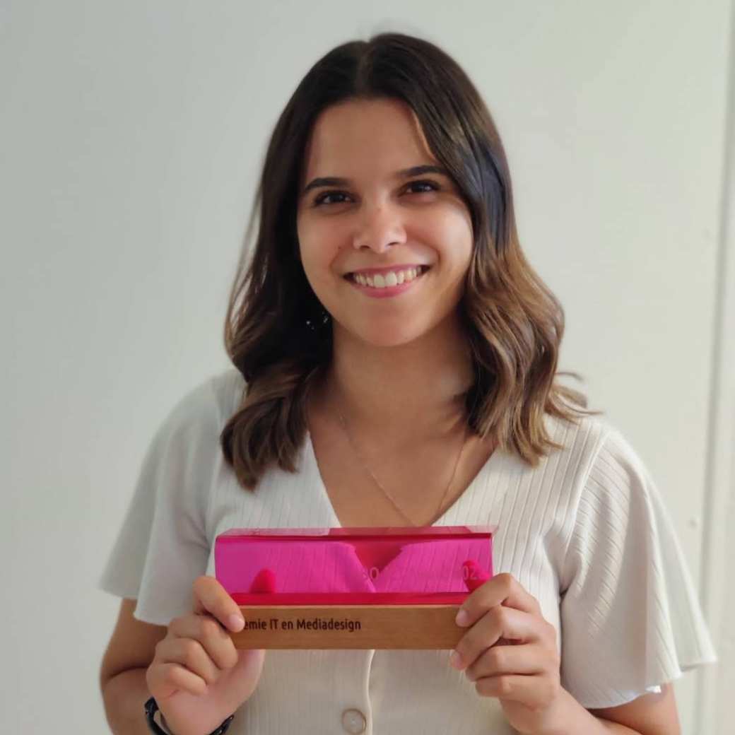 Winnaar Anjuli Jhakry met de HBO-ICT Award