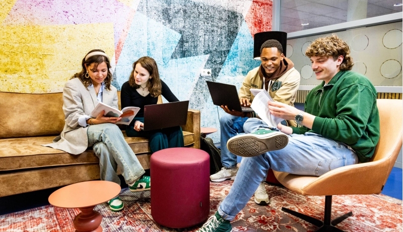 Studenten Learning and Development in Organisations (Opleidingskunde) werken samen aan een opdracht