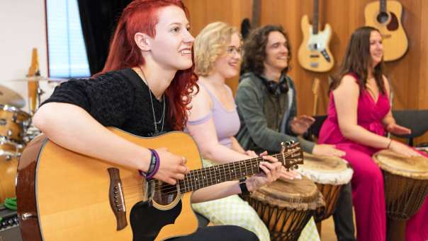 Studenten Muziektherapie samen muziek aan het maken