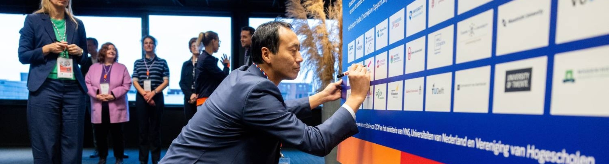 Yihuan Chang, academiedirecteur van Sport en Bewegen, tekent het akkoord