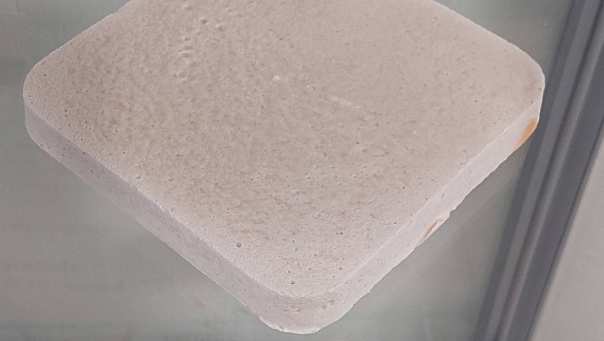 Foto van foam gemaakt van bacterieel cellulose voor het project Foam-up van lectoraat biobased innovations.