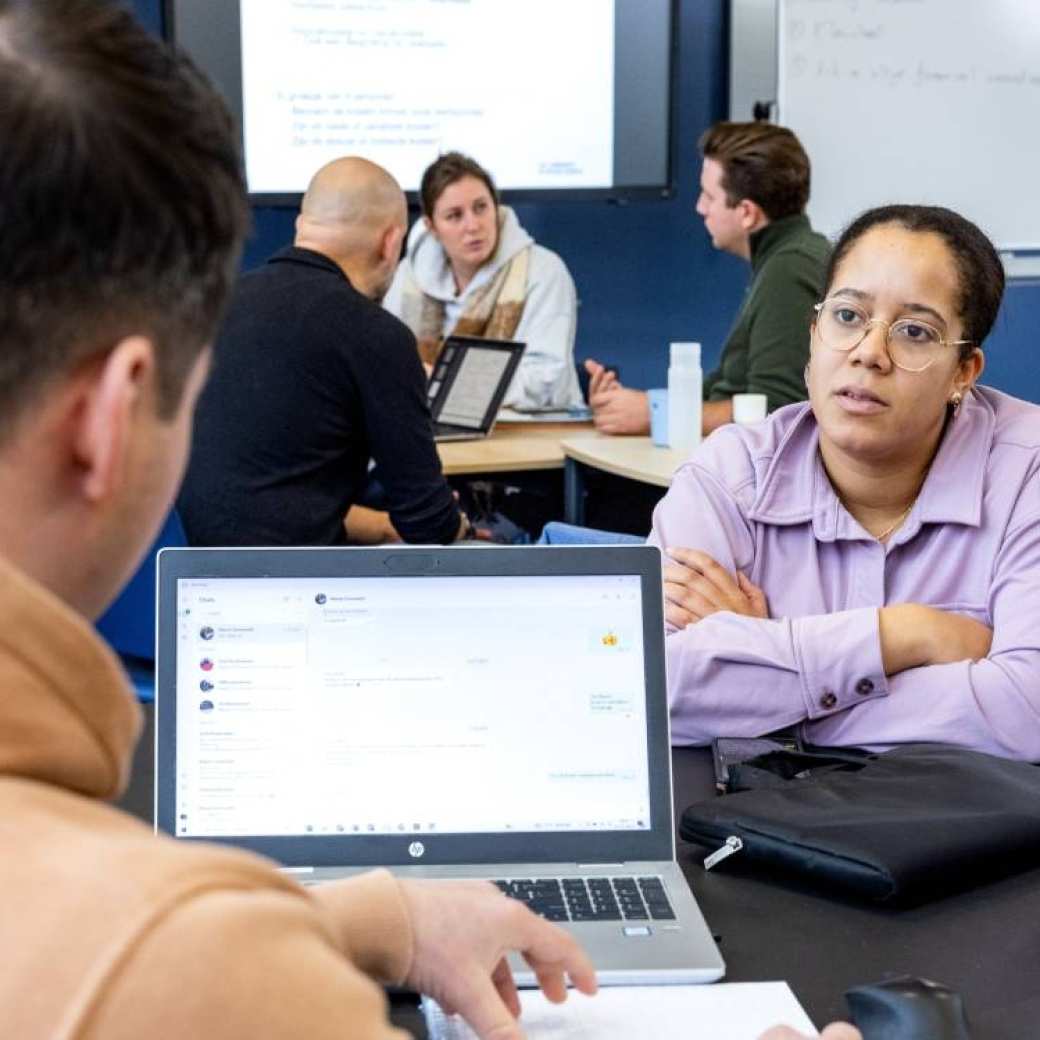 Lindsy-en-Randy-werken-aan-een-opdracht in een les van MIZ