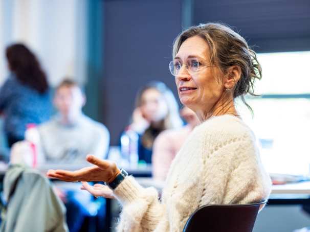 Studenten IPL luisteren naar het verhaal over armoede door een ervaringsdeskundige. Vervolgens spelen ze in groepjes, samen met de docenten en ervaringsdeskundigen, het spel Kansen Keren.