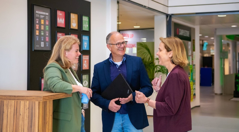 Deelnemers en docenten van de post-hbo opleiding Bedrijfskunde, in gesprek met elkaar op het plein voor Ruitenberglaan 31