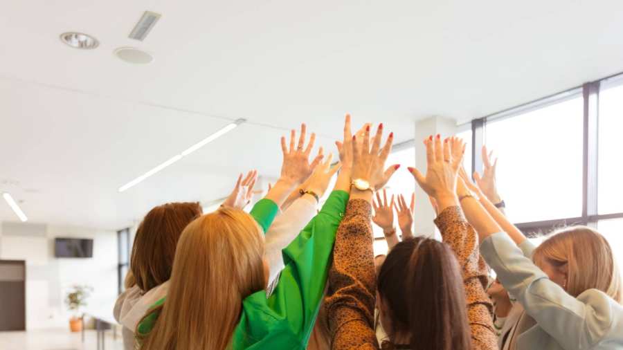 studenten handen omhoog samenwerken