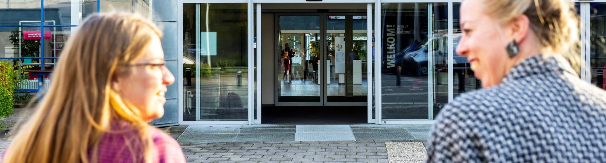 Twee studenten onderweg naar de HAN
