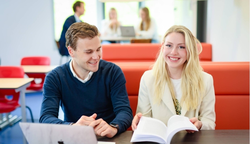 2 studenten aan het werk op de campus van de HAN