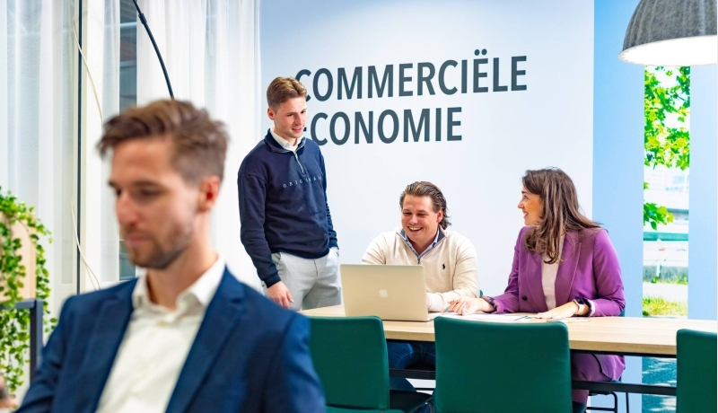 HAN duaal studenten Commerciële Economie werken samen aan een opdracht in de lounge.