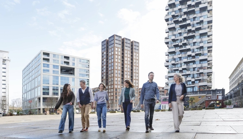Studenten van de master Human Capital Innovatie buiten in gesprek tijdens de pauze. Urban setting.
