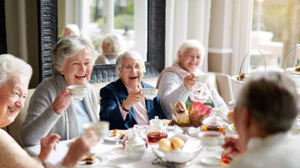 Ouderen mensen proosten met koffie