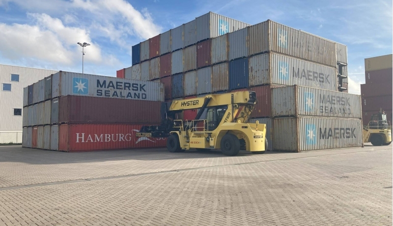 Zeecontainers waarvoor heftruck van Hyster Yale staat