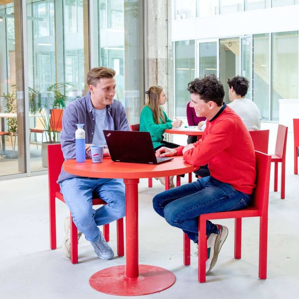 Masterstudenten aan tafel - Master Circulaire Economie