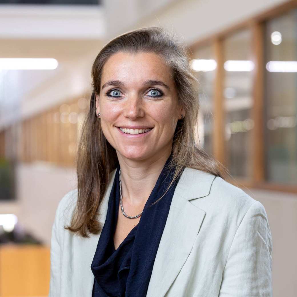 Zwarte blouse, wit jasje