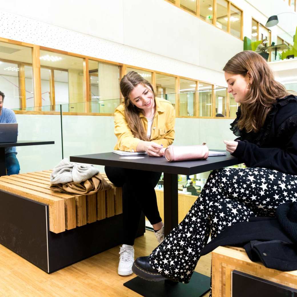 Docent wiskunde legt groepje studenten iets uit