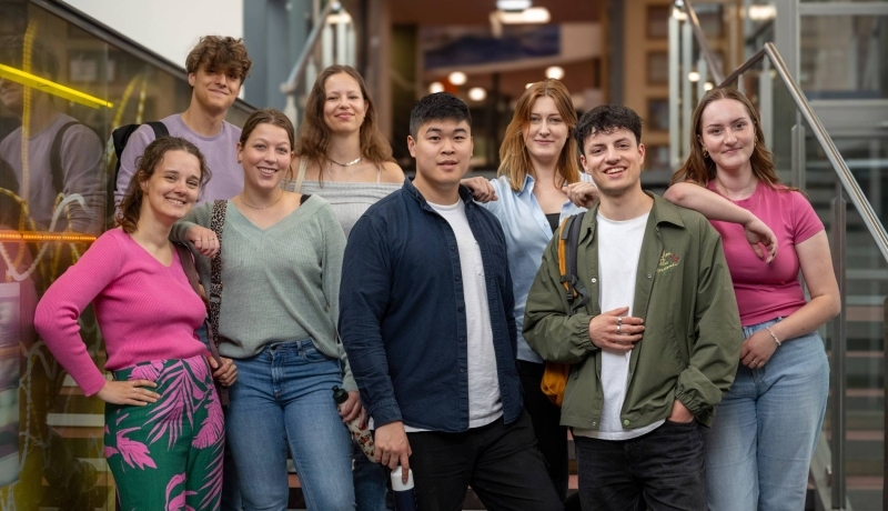 Bachelor studenten overleggen met elkaar in een klaslokaal op de HAN.