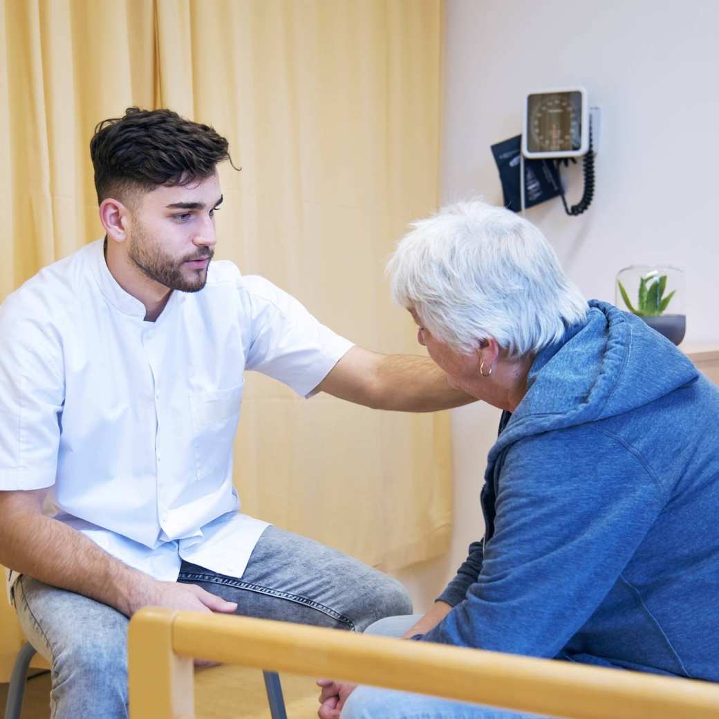 Voltijd Verpleegkunde student in gesprek met cliënt/ patiënt-2