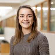 Portretfoto Lotte Bus, taupekleurig shirt dragend