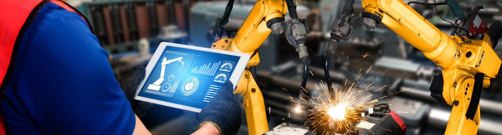 Medewerker werkt op tablet met robots / robotics.