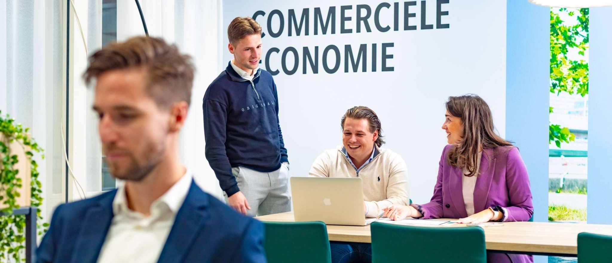 Studenten van de bachelor Commerciële Economie deeltijd, duaal in gesprek en samenwerken.