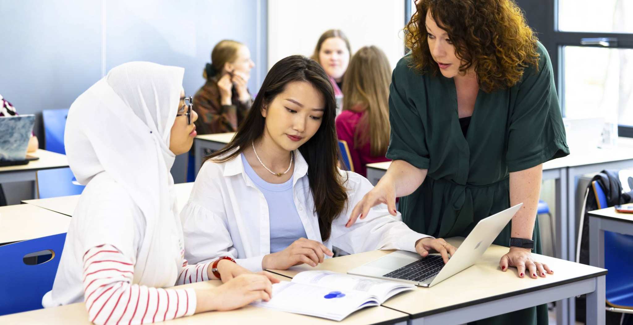 Ingeborg in gesprek met studenten