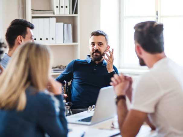 collega's in gesprek op kantoor
